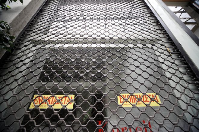 Χιλιάδες επιχειρήσεις και επαγγελματίες εγκαταλείπουν την Ελλάδα